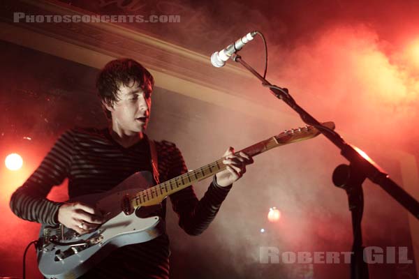 THE RASCALS - 2008-09-05 - PARIS - La Fleche d'Or - Miles Kane
